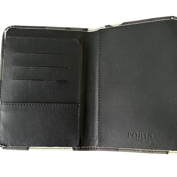 - NWOT-PORTS 1961 CAMO HEART PASSPORT HOLDER - Picture 5 of 6